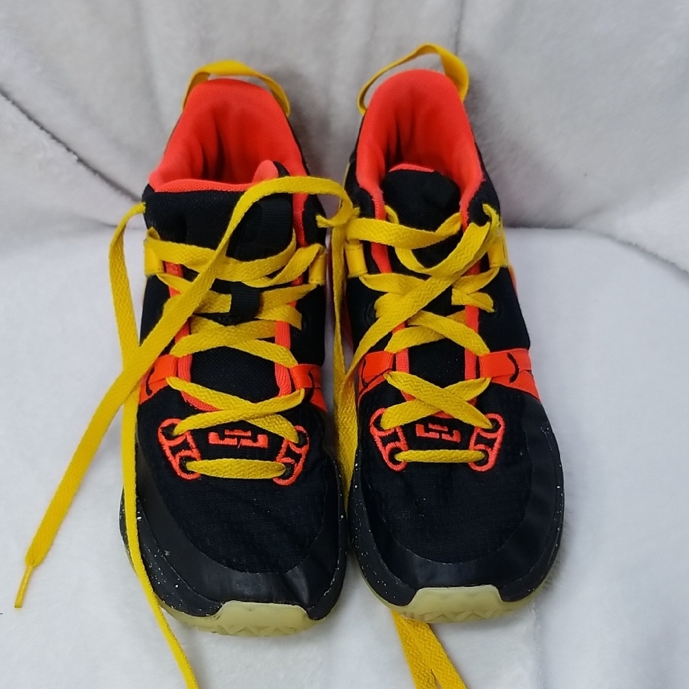 LeBron Witness 7 GS 'Black Bright Crimson Speckled' Sneaker Size  5.5Y